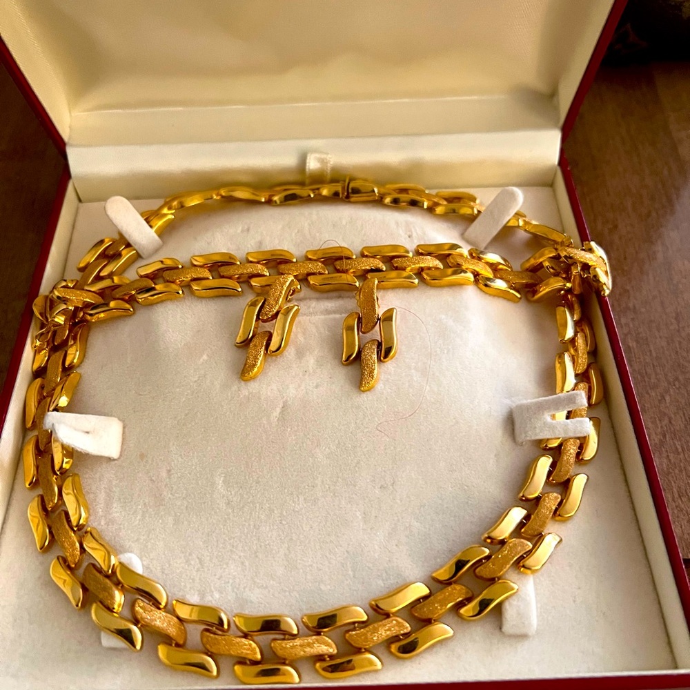 22ct yellow gold sets from Dubai